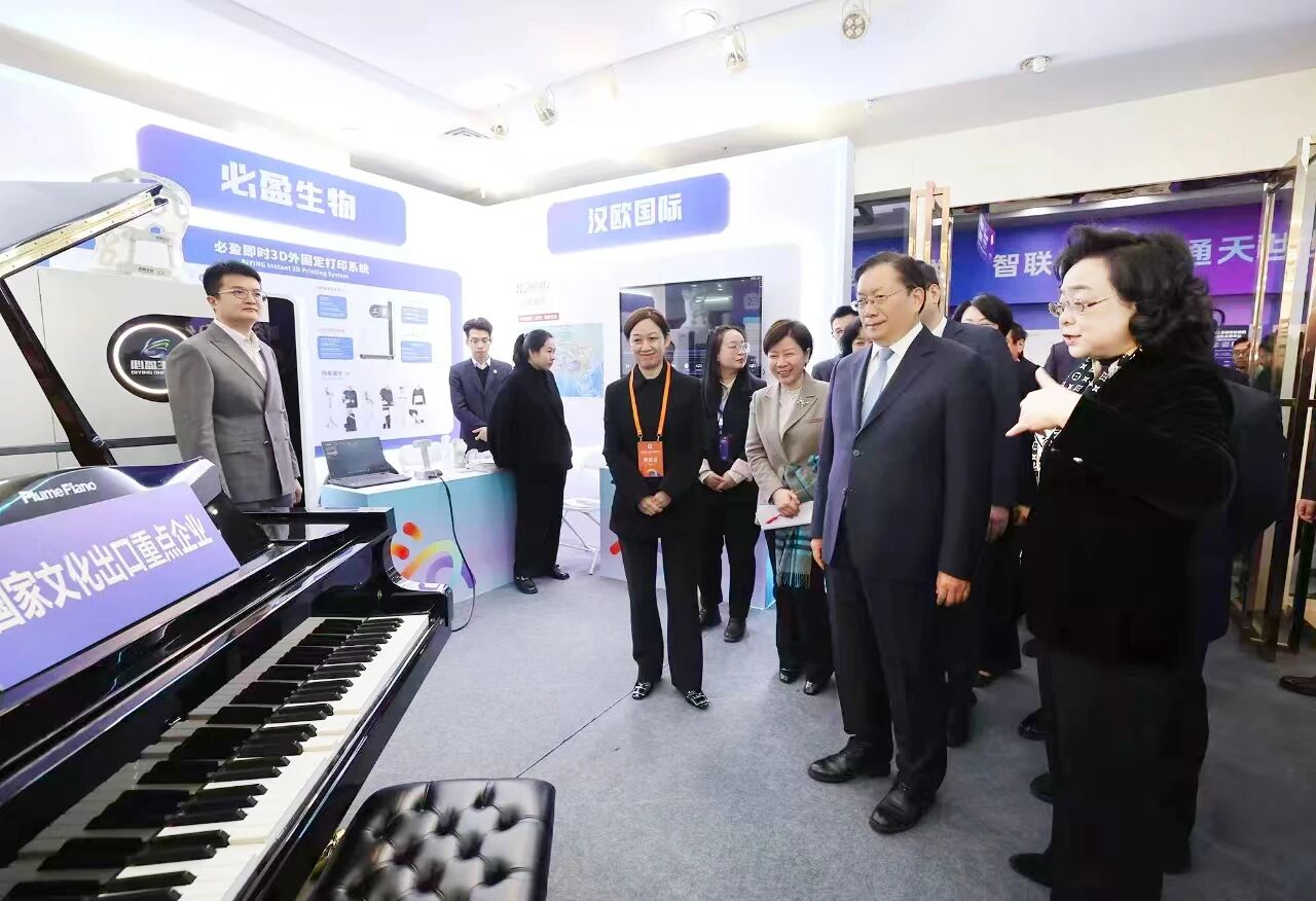 湖北省委书记王忠林观摩一诺国际智能乐器研发成果